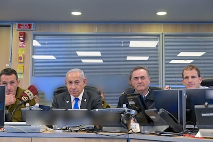 El primer ministro de Israel, Benjamín Netanayhu, junto a otros mandos militares, este jueves en el cuartel general de Tel Aviv, desde donde han supervisado la operación contra Yemen.