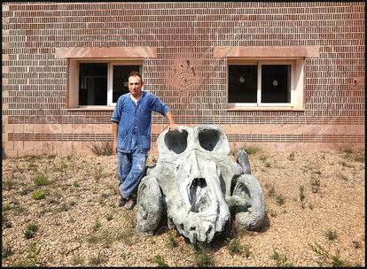 El artista Miquel Barceló posa, en su taller de cerámicas de Mallorca, para la cámara del director aragonés en la filmación del documental Las paredes hablan. 