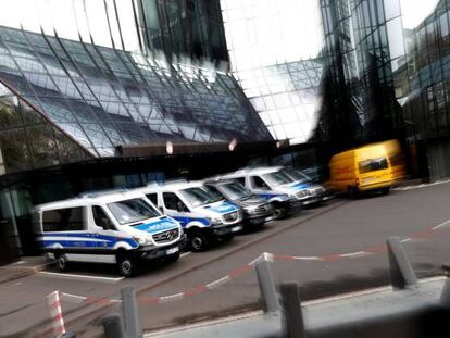 Vehículos de la policía alemana registran las oficinas de Deutsche Bank