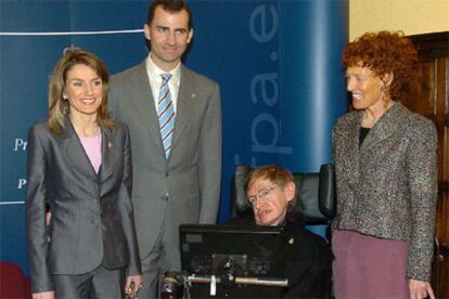 Los príncipes de Asturias, en Oviedo ayer, con Stephen Hawking y su esposa, Elaine.