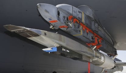 El X-51A WaveRider, debajo del ala de un bombardero B-52.