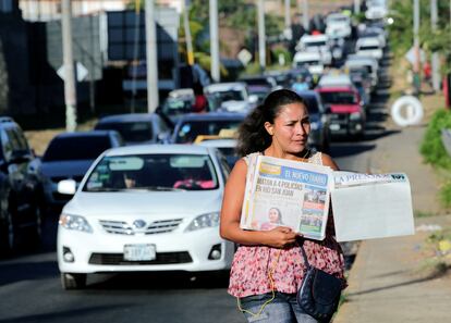 Una mujer vende La Prensa, el principal periódico de Nicaragua, cuya portada está en blanco como símbolo de protesta contra el gobierno de Daniel Ortega.