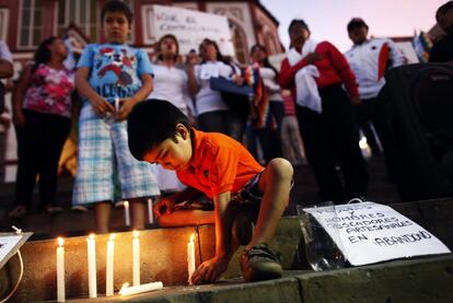 Un niño prende una vela durante una manifestación a favor de la paz y en protesta por la falta de atención del Gobierno chileno en Arica (Chile).  La ciudad espera el fallo de la Corte Internacional de Justicia en La Haya sobre la disputa marítima que sostienen Chile y Perú. 