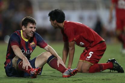 Messi después de recibir la entrada de un rival.