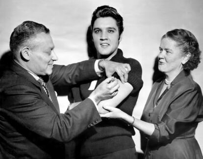 Elvis Presley recibe una vacuna de polio al acabar una actuación en televisión en 1956, para concienciar a la población sobre la importancia de la inmunización.