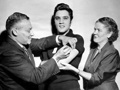 Elvis Presley recibe una vacuna de polio al acabar una actuación en televisión en 1956, para concienciar a la población sobre la importancia de la inmunización.
