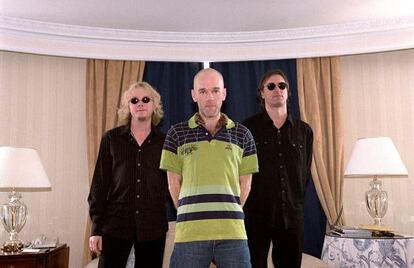 Los componentes de REM, en Madrid, en 2001. De izquierda a derecha: Mike Mills, Michael Stipe y Peter Buck.