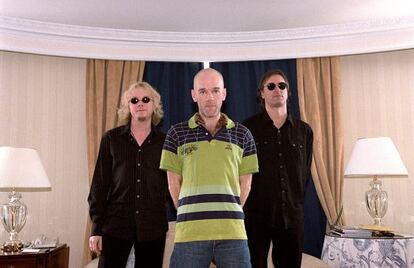 Los componentes de REM, en Madrid, en 2001. De izquierda a derecha: Mike Mills, Michael Stipe y Peter Buck. 