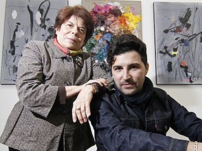 Secundino Hernandez, pintor, junto a Carmen Garrido experta de El Prado