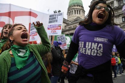 Exceto à esquerda, com uma posição unânime a favor do aborto, os demais blocos estão divididos. Na foto, manifestantes a favor da lei de descriminalização do aborto.