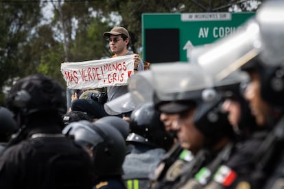 Antes del inicio de la manifestación, los protestantes han sido encapsulados por elementos de la Secretaría de Seguridad Ciudadana.  