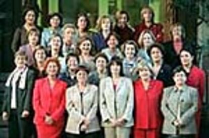 Algunas de las 99 diputadas, ante la puerta del Congreso