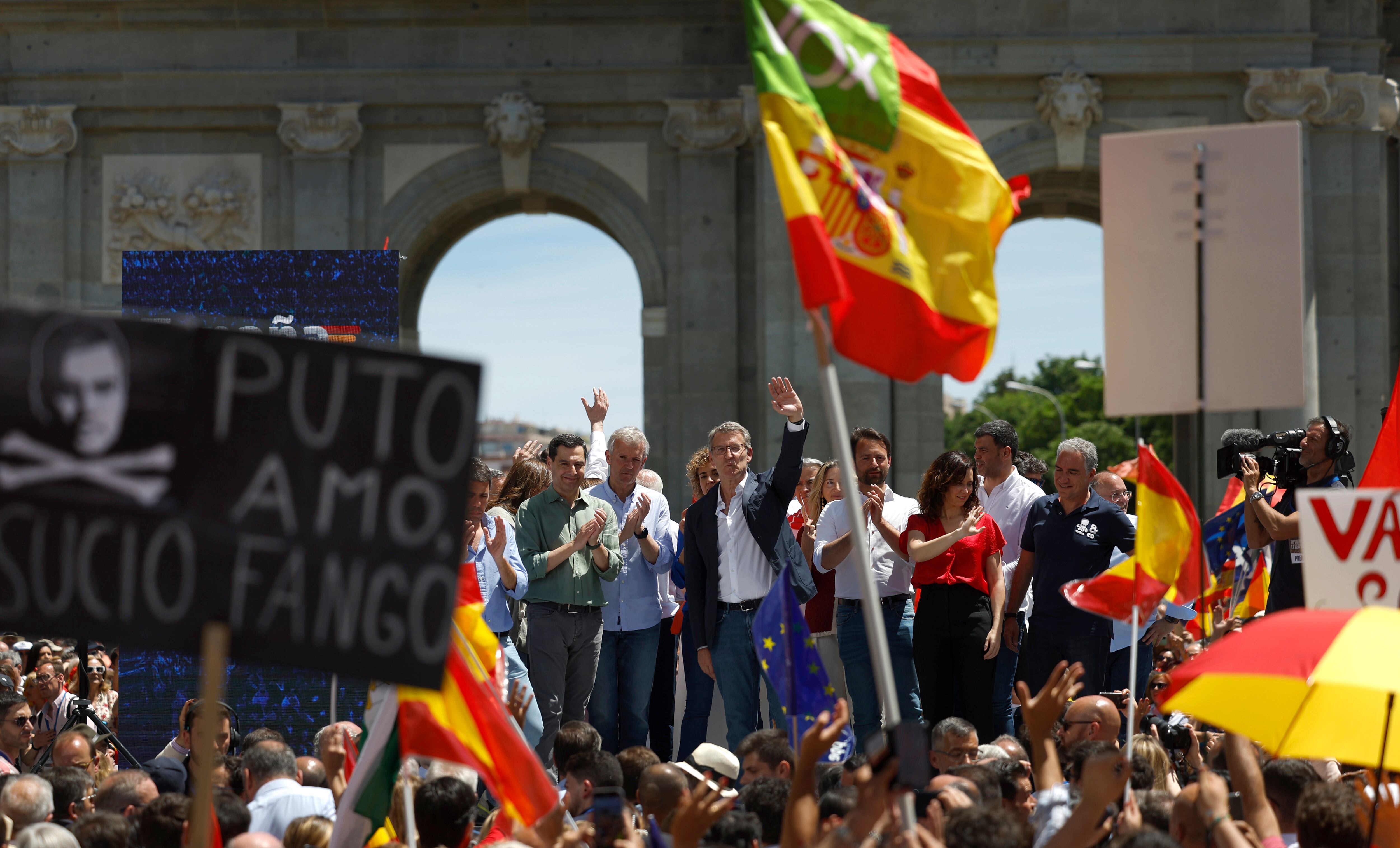 El líder del PP, Alberto Núñez Feijóo (en el centro), junto con el resto de dirigentes del partido, al final del acto en la Puerta del Alcalá de Madrid.