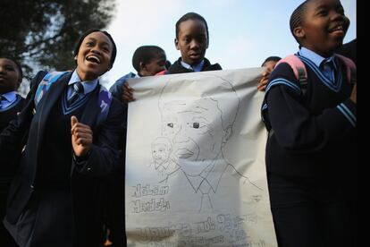 Un grupo de niños cantan a Nelson Mandela 'Cumpleaños Feliz' en su 95 cumpleaños en una escuela de Soweto, 18 de julio de 2013. El Gobierno español ha expresado "sus mejores deseos de recuperación" al expresidente sudafricano Nelson Mandela, que se encuentra hospitalizado desde hace más de un mes.