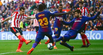 Umtiti y Piqué tratan de cortar el disparo de Sabin Merino.