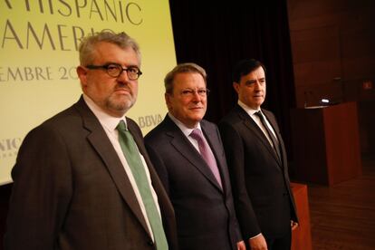 En la imagen, Miguel Falomir, director del Museo, y los comisarios Mitchell A.Codding (director de la Hispanic Society of America) y Rafael Pardo Avellaneda, director de la Fundación BBVA.