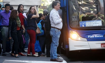 Sem metrô, usuários optam pelo ônibus e aumentam as filas para conseguir chegar ao trabalho durante a manhã deste quinto dia de greve dos metroviários.