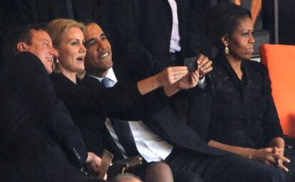 El ‘selfie’ de Cameron, Thorning-Schmidt y Cameron.