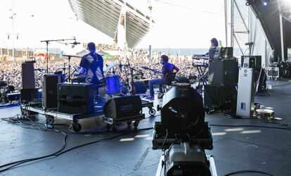 El grupo Beak, durante su actuaci&oacute;n en el escenario principal del Primavera Sound.