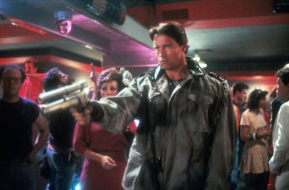 Arnold Schwarzenegger, escribiendo el futuro apocalíptico de la Humanidad, a punta de pistola en 'Terminator'.
