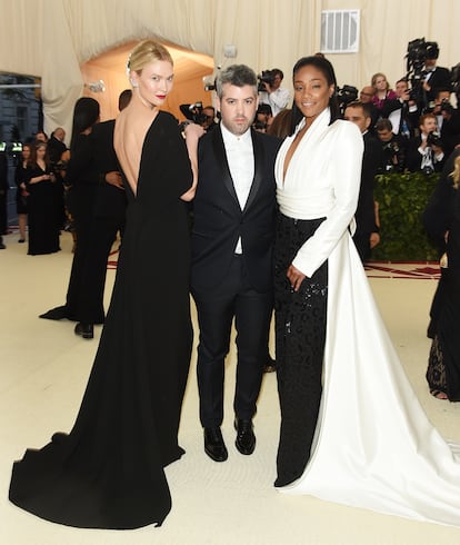 Karlie Kloss, Tiffany Haddish y el diseñador/estilista que vistió a ambas: Brandon Maxwell.