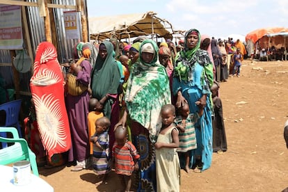 Las autoridades de Somalia ya pusieron en marcha en marzo y en abril de 2017 dos campañas de vacunación contra el sarampión que permitieron proteger a más de 516.000 niños de edades comprendidas entre nueve meses y cinco años.