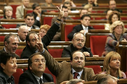 Miquel Iceta (PSC) y Joan Ridao (ERC) indican el sentido del voto para los diputados de sus grupos.