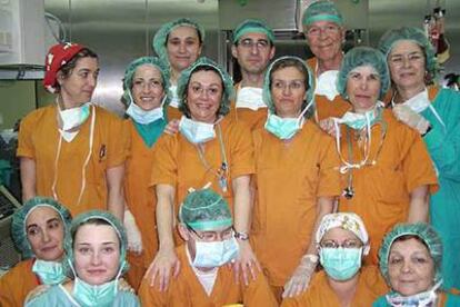 Parte del numeroso equipo que participó en el trasplante cardiopulmonar realizado en el Vall d'Hebron.