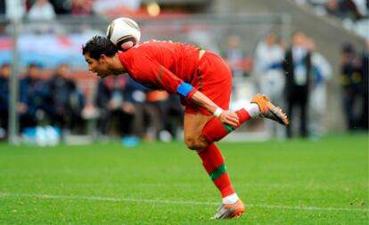 El delantero portugués Cristiano Ronaldo controla el balón con el cuello antes de marcar el 6-0 durante el partido Portugal-Corea del Norte. Se trata del primer gol del delantero luso en el Mundial de Sudáfrica.