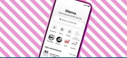 Móvil con la app de Klarna.