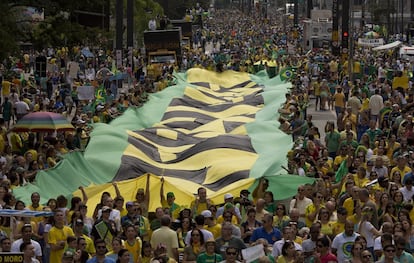 Manifestantes carregam faixa gigante com a palavra "impeachment" em São Paulo.