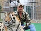 Joe Exotic, con uno de sus tigres en una escena de la serie de Netflix 'Tiger King'