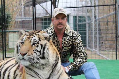 Joe Exotic, con uno de sus tigres en una escena de la serie de Netflix 'Tiger King'.