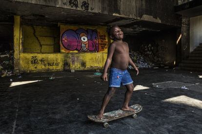 Garoto brinca com seu skate no edifício abandonado do IBGE. Favela da Mangueira, Rio de Janeiro. Em 2007, a FIFA anunciou que o Brasil seria o anfitrião da Copa do Mundo de futebol de 2014. Dois anos depois, o país foi escolhido também como palco dos Jogos Olímpicos de 2016. A cidade do Rio de Janeiro, imagem turística do país, foi eleita porta de entrada dos dois acontecimentos esportivos mais importantes do mundo.