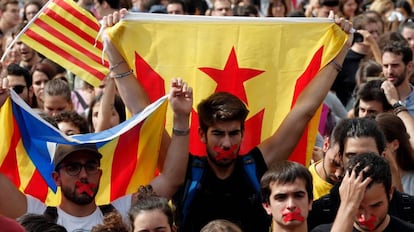 Concentración de estudiantes en Barcelona este lunes por la intervención policial durante el 1 de octubre.