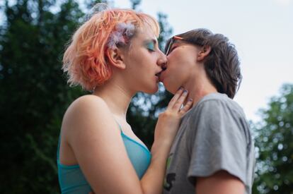 Una pareja se besa en Milán el pasado 27 de junio.