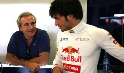 Sainz Jr charla con su padre antes de las pruebas de Silverstone.