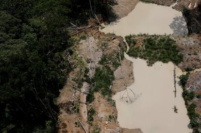 Solo en la Amazonia Brasileña se han tipificado 453 minas ilegales, según los datos publicados por el IBAMA. En la imagen, una vista aérea de una de las minas de oro ilegales de la selva amazónica brasileña, en los parques nacionales de Novo Progresso, el 5 de noviembre de 2018.