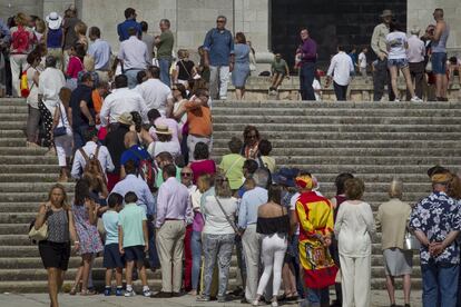 Varios centenares de personas han acudido al Valle de los Caídos para protestar contra la intención del Gobierno de exhumar los restos del dictador Francisco Franco, a la que instó el pasado mes de mayo en una votación el Congreso.