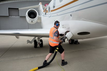 Repostaje de un 'jet' privado en el aeropuerto de Farnborough, en Reino Unido.
