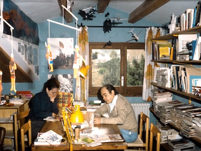 El expresidente de la Generalitat de Cataluña, Jordi Pujol, acompañado de su esposa Marta Ferrusola, trabajan en su despacho de su residencia de verano, 1980.