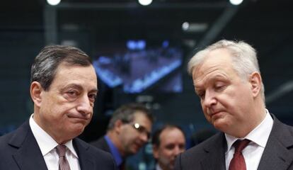 Mario Draghi junto al comisario de Asuntos Monetarios, Olli Rehn.