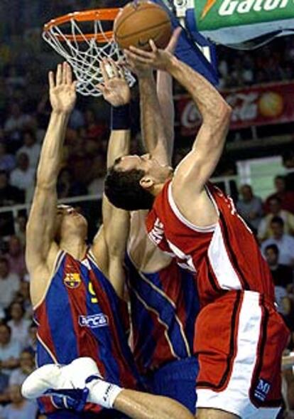 Jiménez lanza pese a la oposición de dos jugadores del Barcelona.
