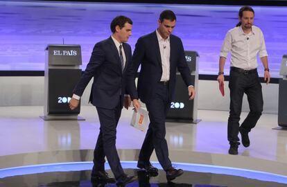 Los tres candidatos abandonan el plató tras el debate.