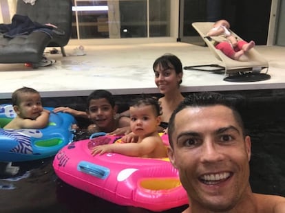 Cristiano Ronaldo junto a su familia en la piscina cubierta de su casa madrileña, situada en la exclusiva urbanización La Finca, el día del primer cumpleaños de sus mellizos Mateo y Eva, el pasado mes de junio.