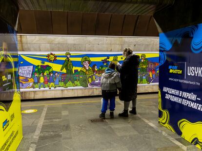 Una madre e hijo ucranios esperan el metro en Kiev este 16 de febrero.