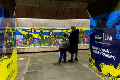 Una madre e hijo ucranios esperan el metro en Kiev este 16 de febrero.