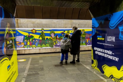 Una madre e hijo ucranios esperan el metro en Kiev este 16 de febrero.