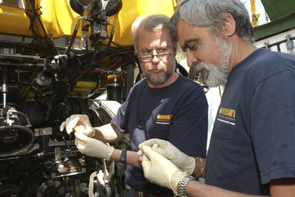 El cofundador de Odyssey Greg Stemm y el director del proyecto Tom Dettweiler, examinando una de las monedas recuperadas.