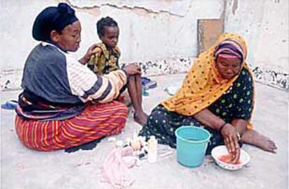 Una mujer somalí se lava las manos tras practicar una ablación.